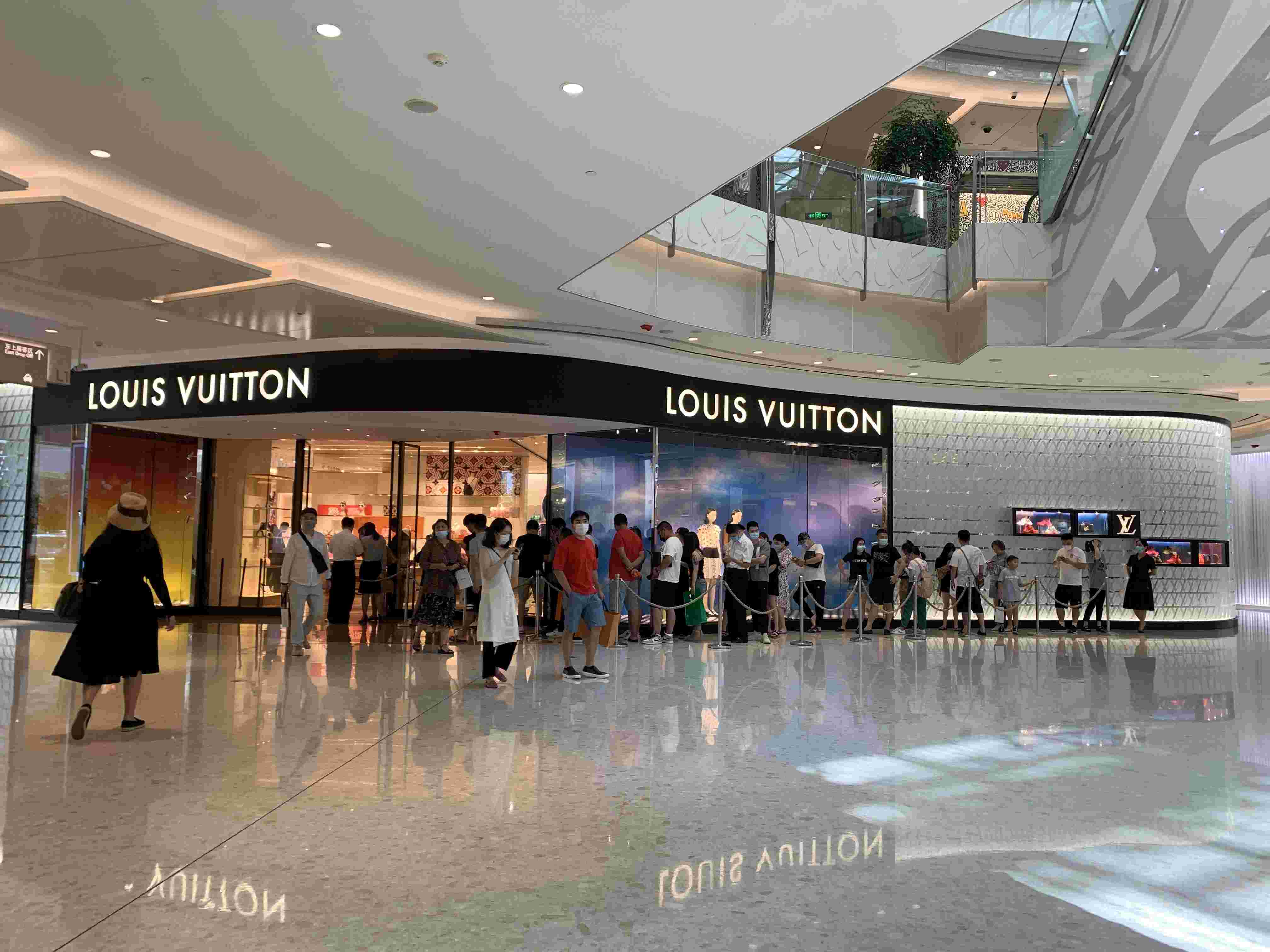 实体店门口排长队,代购说LV 9月份要涨价?客服:未得到通知